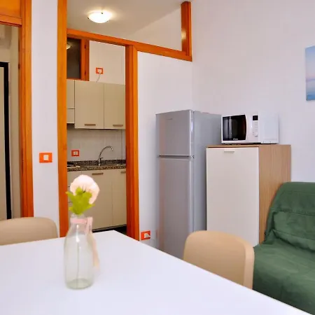 Cozy Flat With Sunlit Balcony Retreat - Beahost * Μπιμπιόνε